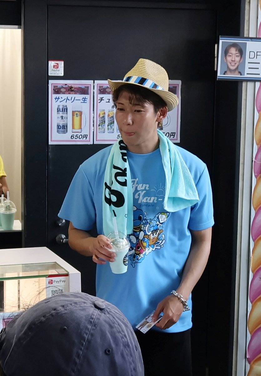 ventfro1331's tweet photo. あまりにも暑かったので本人が来る前に買って飲んでしまいました。もう一回並びましたが途中で打ち切られる可能性もありますとのアナウンスもあり、残念ながら諦めました。この写真が撮れただけで満足です😊‼️

#川崎フロンターレ
#frontale
#ファン感謝デー2025
#三浦颯太 選手
#ソータチーノ https://t.co/iIejkHkdsI