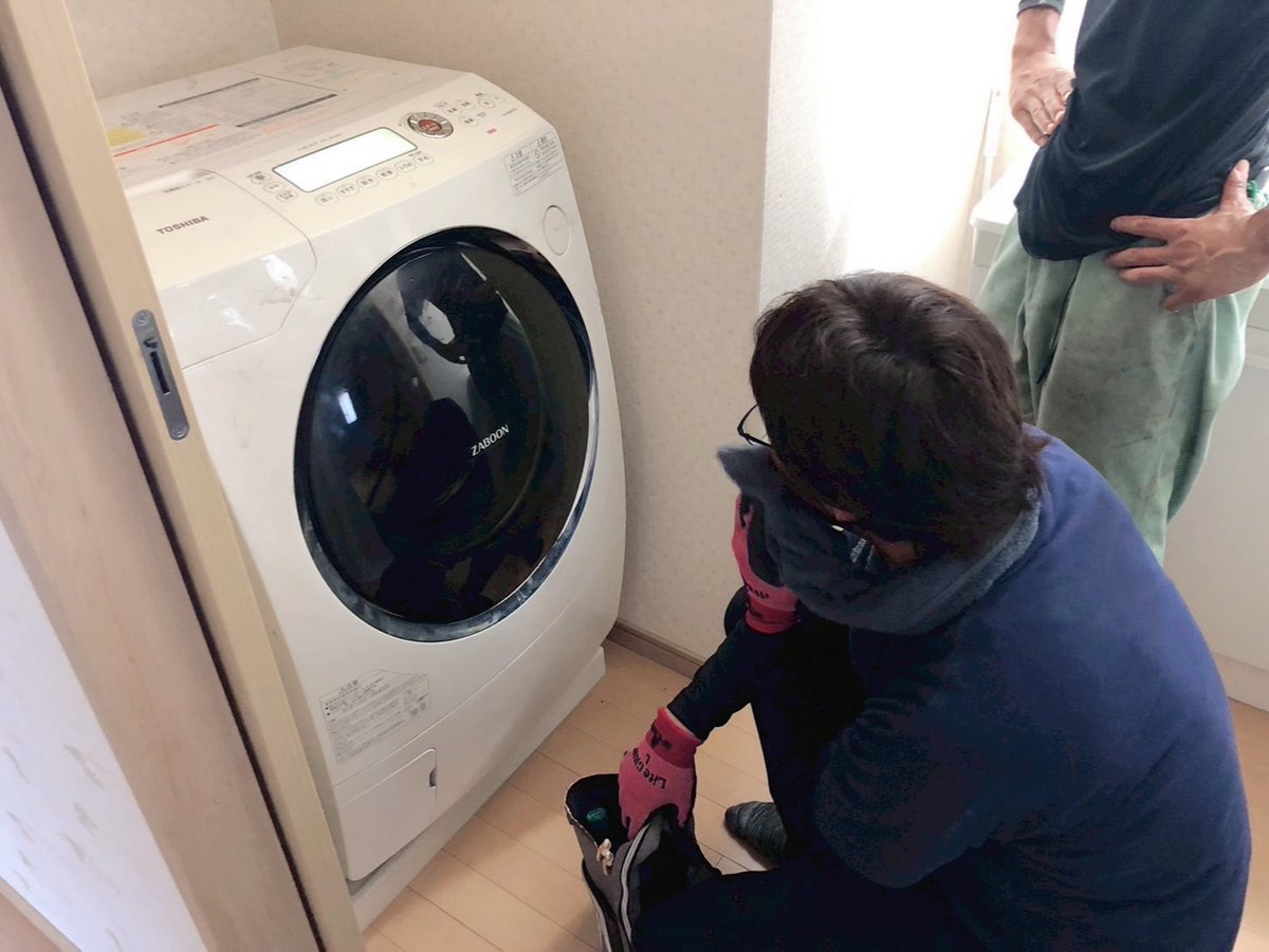 miraihouse_kmmt's tweet image. LINOハウスに、ボランティアの頼もしい男性陣が来てくださり、大型の家具家電を運び入れてくれました。洗濯機や大きなダイニングセットもチームワークで手際よく設置。猛暑の中、遠方から進んで手伝いに来てくださること感謝しかありません!皆さんのお力でLINOハウスは完成が少しずつ近づいています