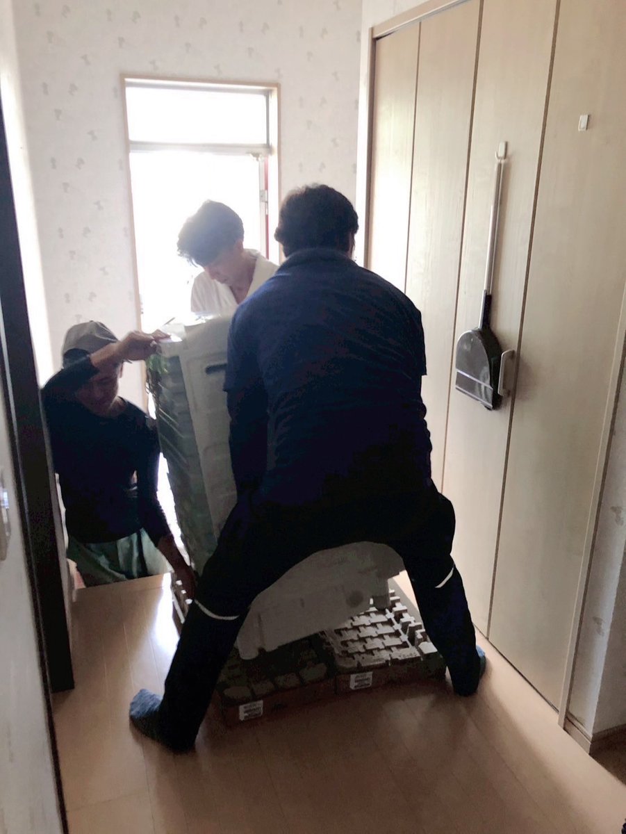 miraihouse_kmmt's tweet image. LINOハウスに、ボランティアの頼もしい男性陣が来てくださり、大型の家具家電を運び入れてくれました。洗濯機や大きなダイニングセットもチームワークで手際よく設置。猛暑の中、遠方から進んで手伝いに来てくださること感謝しかありません!皆さんのお力でLINOハウスは完成が少しずつ近づいています