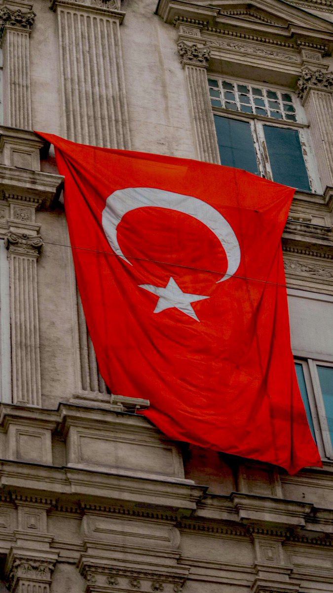 Artık sağcı solcu kalmadı.
Elimizde bir vatan kaldı.
Bir de vatan hainleri!