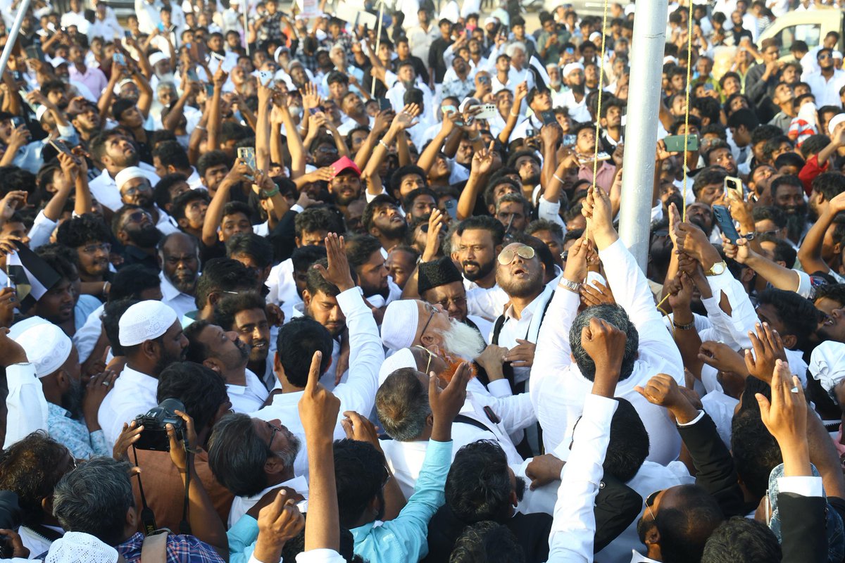 tmmkhqofficial's tweet image. மனிதநேய மக்கள் கட்சி மாநாட்டில் மதுரை முஹம்மது கவுஸ் திடலில் பேராசிரியர் எம்.எச்.ஜவாஹிருல்லா MLA தலைமையில்   தலைமை நிர்வாக குழு உறுப்பினர் குணங்குடி R.M.ஹனிபா கட்சி கொடியை ஏற்றி வைத்தார்கள் 

#mmkitwing #jawahirullamla #abdulsamadmla #mmkconference #மமகமாநாடு #மதுரைமாநாடு #July6