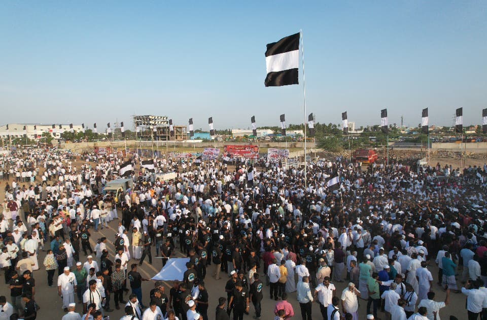 tmmkhqofficial's tweet image. மனிதநேய மக்கள் கட்சி மாநாட்டில் மதுரை முஹம்மது கவுஸ் திடலில் பேராசிரியர் எம்.எச்.ஜவாஹிருல்லா MLA தலைமையில்   தலைமை நிர்வாக குழு உறுப்பினர் குணங்குடி R.M.ஹனிபா கட்சி கொடியை ஏற்றி வைத்தார்கள் 

#mmkitwing #jawahirullamla #abdulsamadmla #mmkconference #மமகமாநாடு #மதுரைமாநாடு #July6