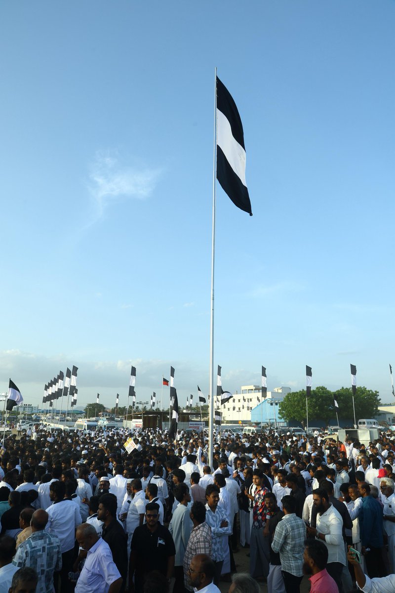 tmmkhqofficial's tweet image. மனிதநேய மக்கள் கட்சி மாநாட்டில் மதுரை முஹம்மது கவுஸ் திடலில் பேராசிரியர் எம்.எச்.ஜவாஹிருல்லா MLA தலைமையில்   தலைமை நிர்வாக குழு உறுப்பினர் குணங்குடி R.M.ஹனிபா கட்சி கொடியை ஏற்றி வைத்தார்கள் 

#mmkitwing #jawahirullamla #abdulsamadmla #mmkconference #மமகமாநாடு #மதுரைமாநாடு #July6