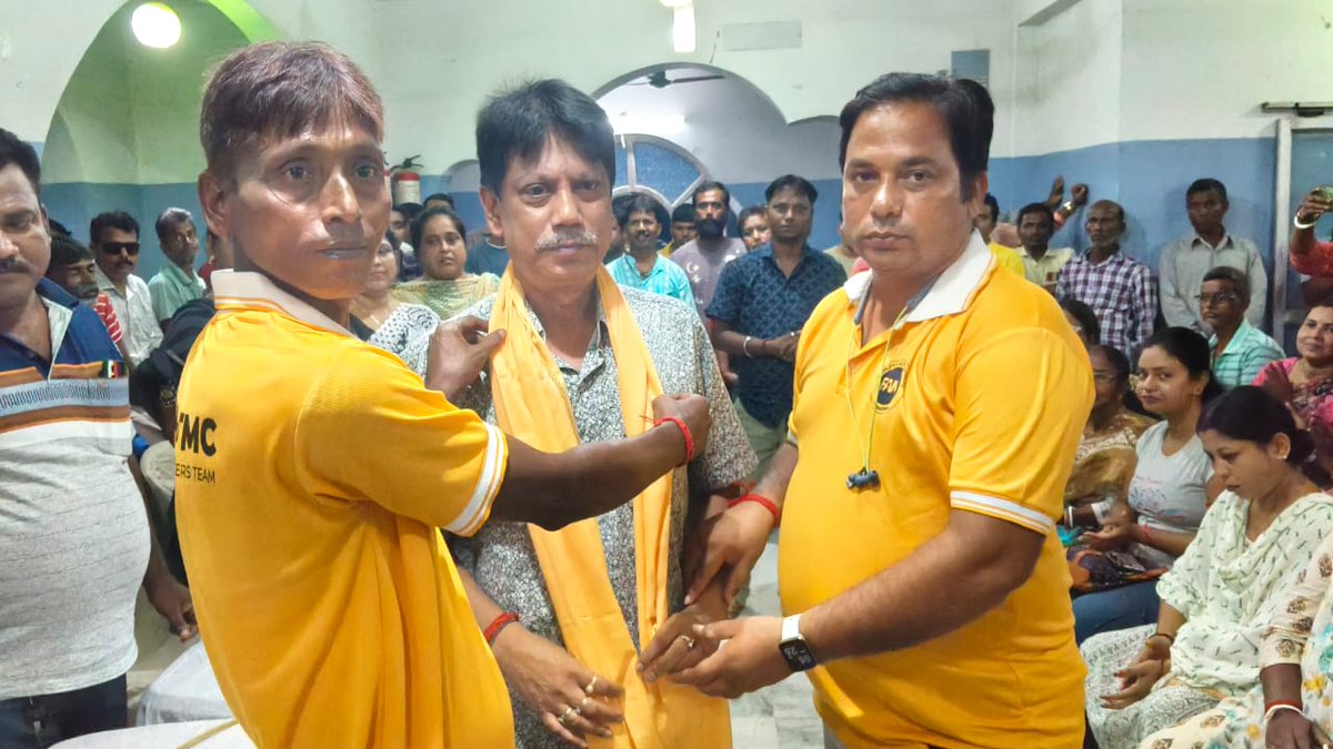 FAM4TMC's tweet image. ডায়মন্ড হারবার- যাদবপুর সাংগঠনিক জেলা ফ্যাম কমিউনিটির পক্ষ থেকে রাজপুর সোনারপুর পৌরসভার সন্মানীয় পৌরপ্রধান ডক্টর পল্লব দাস মহাশয়কে সংবর্ধনা দেওয়া হলো এবং আসন্ন বিধানসভা নির্বাচনের প্রচারের রণকৌশল নিয়ে আলোচনা করা হলো। 
#FAM4TMC