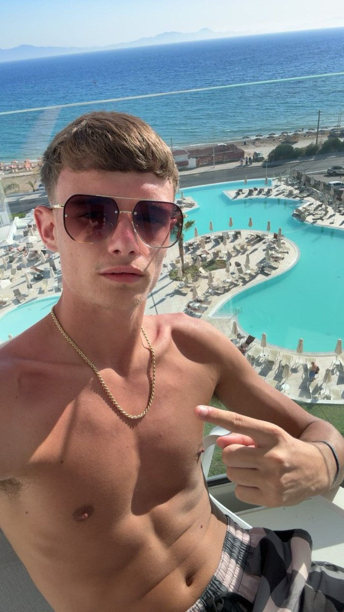 This is what my morning looks like whilst you pathetic fucks are stuck in work sweating and struggling just too fund it🥵🫵🏻