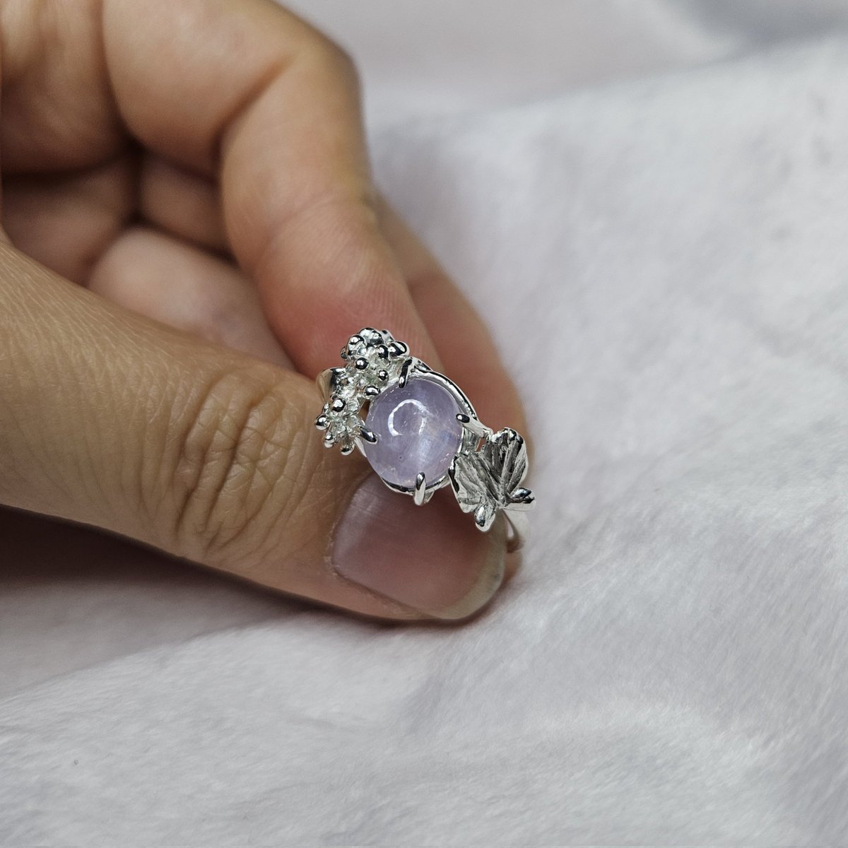 #늘마카세
수국&amp;나비 플로럴 링🦋

스타삿파에 수국+나비를 모티브로 작업한 라인링 스타일의 플로럴 반지입니당. 플로럴링 계열을 작업할때 난발이 전체 디자인이랑 어울어지게 작업하려고 노력하는데 꽤 마음에 드는 작업이었어요! 방울방울 수국이 꽤 귀엽습니당