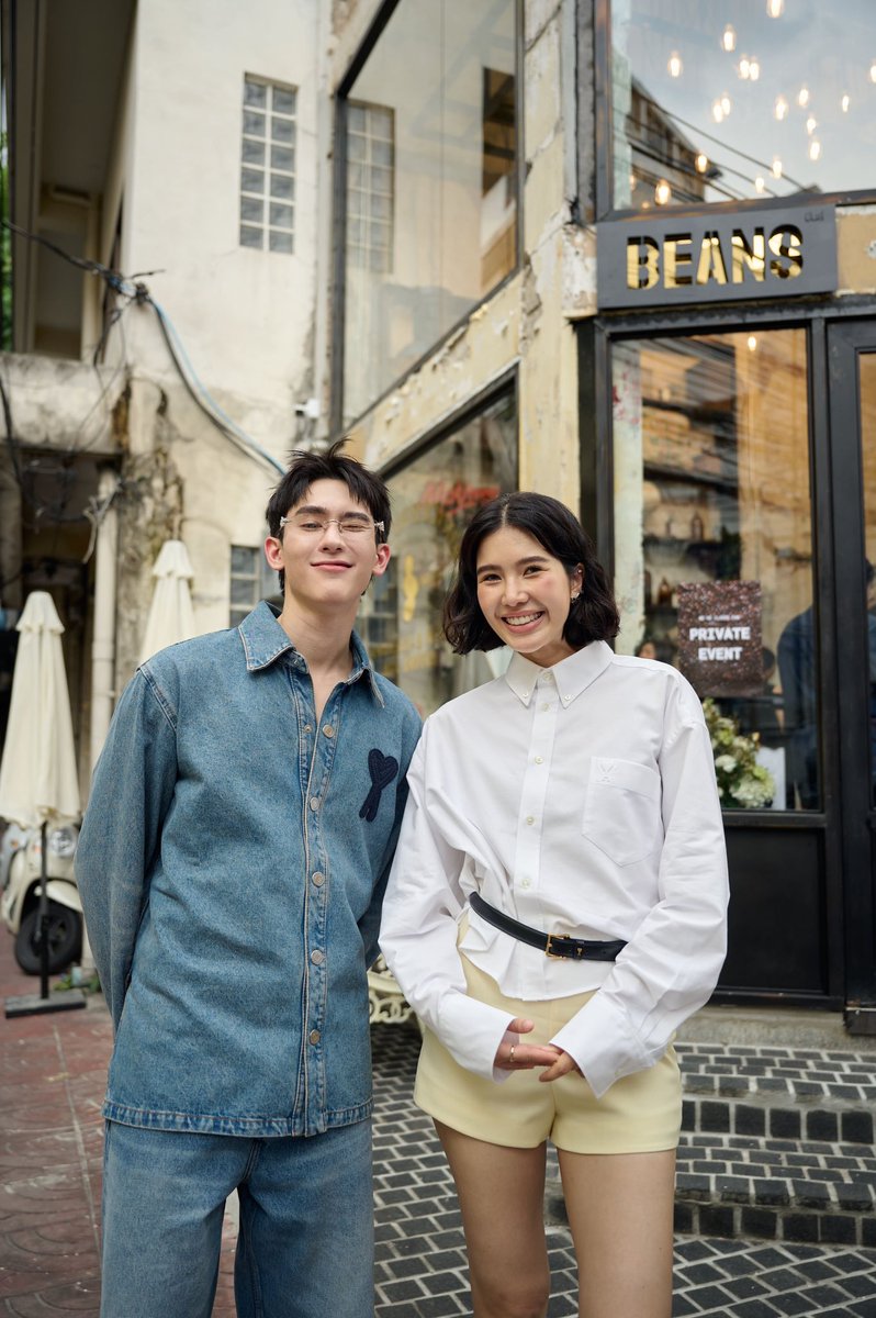 TalkinTrend's tweet photo. สองอินฟลูสายแฟ “บุ๊ค กษิดิ์เดช” และ “พราว โอลีฟส์’ สัมผัสเสน่ห์ BEANS Coffee Roaster คาเฟ่สุดเท่บนถนนทรงวาด
#BeansSongwat #BeansFlagship #Createyourownblend #kasibook

เสพความอาร์ตของทรงวาดไปพร้อมกับสองอินฟลูเอนเซอร์เทสดีสายแฟชั่น “บุ๊ค - กษิดิ์เดช ปลูกผล” และ “พราว - อรณิชา กรินชัย” พาลุยย่านเก่าแก่อันเต็มเปี่ยมไปด้วยเสน่ห์ของกรุงเทพฯ อวดลุคในวันสบายๆ บอกเล่าตัวตนผ่าน Create Your Own Style พร้อมเช็กอิน “BEANS Coffee Roaster” คาเฟ่สุดเท่ที่คงอัตลักษณ์ความคลาสสิกสไตล์ โดยการหยิบเอาอาคารพาณิชย์เก่าริมเจ้าพระยามาปรับโฉมให้ย่านเก่ามีชีวิตอีกครั้ง ท่ามกลางกรุ่นกลิ่นกาแฟสเปเชียลตี้ ที่จะพาทุกท่านไปดื่มด่ำกับสองความพิเศษที่พร้อมเสิร์ฟเฉพาะ BEANS Coffee Roaster สาขาทรงวาดเท่านั้น!
ตามติดสองอินฟลูเอนเซอร์ผู้เต็มไปด้วยเซนส์ด้านแฟชั่น บุ๊ค - กษิดิ์เดช ปลูกผล (@kasibook_) นักแสดงและนายแบบแถวหน้าของเมืองไทย และ พราว - อรณิชา กรินชัย (@proud_olives) KOLS เบอร์ต้นด้านแฟชั่น ผู้เปี่ยมรสนิยมและความมีสไตล์อันเป็นเอกลักษณ์ แต่งกายแบบรู้จักตัวเอง ให้เกียรติกับงานและสถานที่ ครั้งนี้ทั้งสองคนเดินทางไปเยือนคาเฟ่แห่งใหม่สไตล์ลอฟต์ ดิบ เท่ พร้อม Create Your Own Style ภายใต้ลุคชิลๆ แต่แมตช์ได้กลมกลืนเข้ากับความคลาสสิกของ “BEANS Coffee Roaster” สาขาใหม่ล่าสุดบนถนนทรงวาด คาเฟ่ที่จะช่วย Create Your Own Blend และดีไซน์การตกแต่งสะท้อนถึงความตั้งใจในการรักษาเอกลักษณ์ของย่านเก่าแก่นี้เอาไว้เป็นอย่างดี
โดย “BEANS Coffee Roaster” สาขาทรงวาด นับเป็นสาขาที่ 14 ของ BEANS ทุกท่านจะได้พบกับสองความพิเศษ ได้แก่ เมล็ดกาแฟซิกเนเจอร์ “Songwat Blend” การผสมผสานเมล็ดกาแฟจาก Nan Anaerobic, Colombia Supremo, และ Ethiopia ที่ถูกออกแบบมาเพื่อสะท้อนเสน่ห์ของทรงวาด พื้นที่เก่าแก่ริมแม่น้ำเจ้าพระยา อันเต็มไปด้วยกลิ่นอายวัฒนธรรมและเรื่องราวของการค้าขายหลากหลายเชื้อชาติ ถ่ายทอดรสชาติผ่านการผสมผสานกลิ่นผลไม้ น้ำผึ้ง ช็อกโกแลต และไวน์ซิตรัส ได้อย่างลงตัว อีกด้านเป็นเมนูห้ามพลาด “Songwat Affogato” ไอศกรีมเกล็ดนมสดเสิร์ฟคู่เอสเปรสโซร้อน เมนูที่ซ่อนลูกเล่นและเสิร์ฟความสดชื่นเข้ากันได้อย่างลงตัว เป็นกิมมิกเล็กๆ ที่ออกแบบมาอย่างสร้างสรรค์ในแบบของ BEANS เพื่อให้ทุกท่านได้สนุกกับการดื่มกาแฟสุดเอ็กซ์คลูซีฟ กับการเป็นทั้งของหวานและกาแฟในแก้วเดียว ผสานการใช้เทคนิคการทำเกล็ดน้ำแข็งจากนมสดที่เป็นเอกลักษณ์จาก BEANS
สำหรับ “BEANS Coffee Roaster” เป็นร้านกาแฟที่เกิดจากจุดเริ่มต้นเล็กๆ ผ่านความหลงใหลในกาแฟ บวกกับความตั้งใจที่จะสร้างพื้นที่ที่ทุกคนสามารถเลือกสรรและดื่มด่ำกาแฟที่ดีที่สุด พร้อมมุ่งมั่นนำเสนอเมล็ดกาแฟคุณภาพสูงจากแหล่งปลูกที่มีชื่อเสียงทั่วโลก เพื่อให้ลูกค้าได้สัมผัสรสชาติที่หลากหลายและเป็นเอกลักษณ์ มีเมล็ดกาแฟให้เลือกกว่า 30Blends เพื่อให้ลูกค้าสามารถเลือกดื่มกาแฟที่ตรงกับรสนิยมและความชอบของตนเอง ภายใต้มุมมอง “ลูกค้าคือเพื่อน” และ “บาริสต้าคือพันธมิตรที่สำคัญ”
ดื่มด่ำช่วงเวลาสุดพิเศษได้อย่างมีสไตล์ภายใน BEANS Coffee Roaster สาขาถนนทรงวาด ตั้งอยู่หน้าซอยตรอกไกร ถนนจักวรรดิ เปิดให้บริการทุกวัน ตั้งแต่เวลา 09.30 – 17.30 น. หรือสามารถเข้าไปเยี่ยมชมได้ที่ Instagram: @beans.bkk