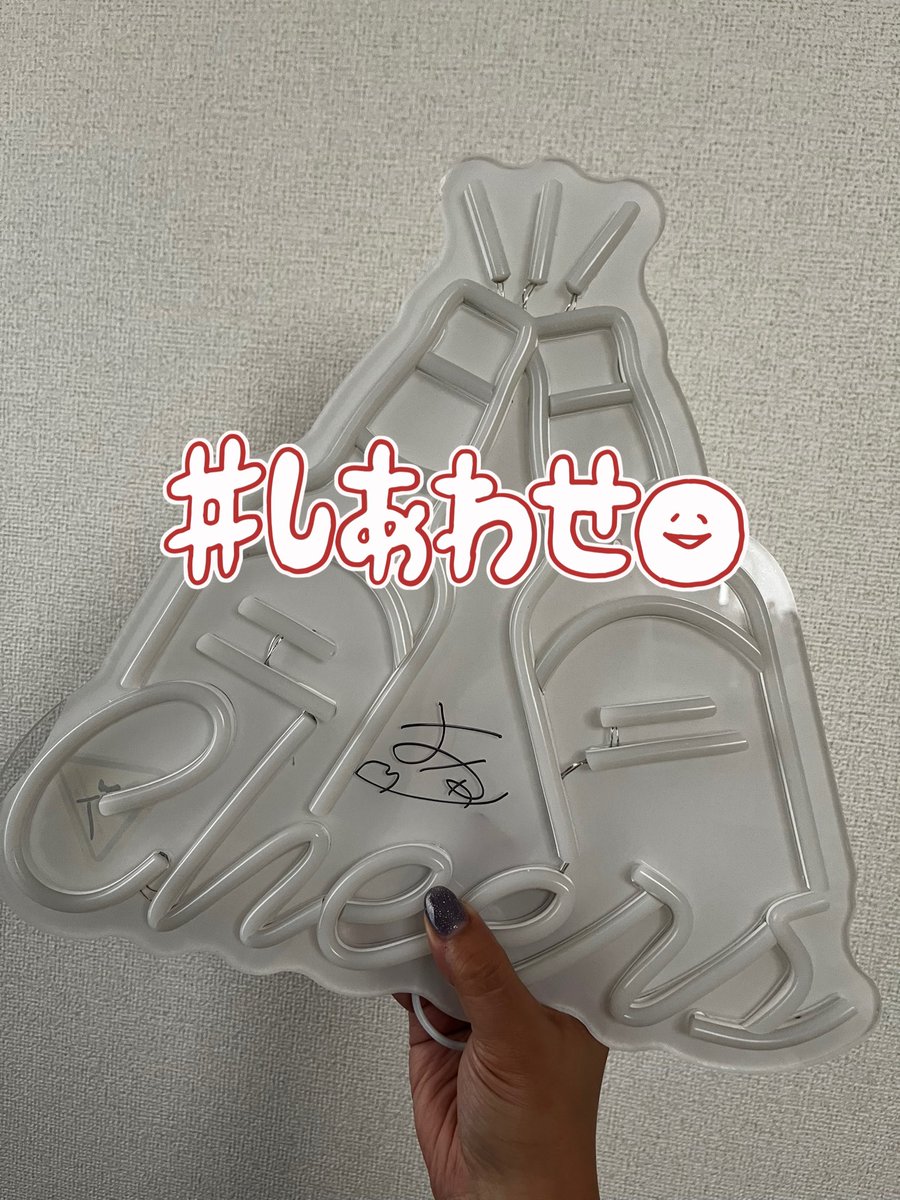 aya_dazo's tweet photo. 仲良くさせて貰ってるFFさんたちがMATSURI抽選で当たってるのを見ておめでとうすぎる🎊とか思って眺めてたら最後に呼ばれました🤣
配信で見た言われて確認したけどふざけてますね〜緊張してるよ、アレで笑
席に戻る時に優しい共犯者さんたちからのおめでとう攻撃✨
おかめさんありがとうございました🫶 https://t.co/XVHMziqzeC