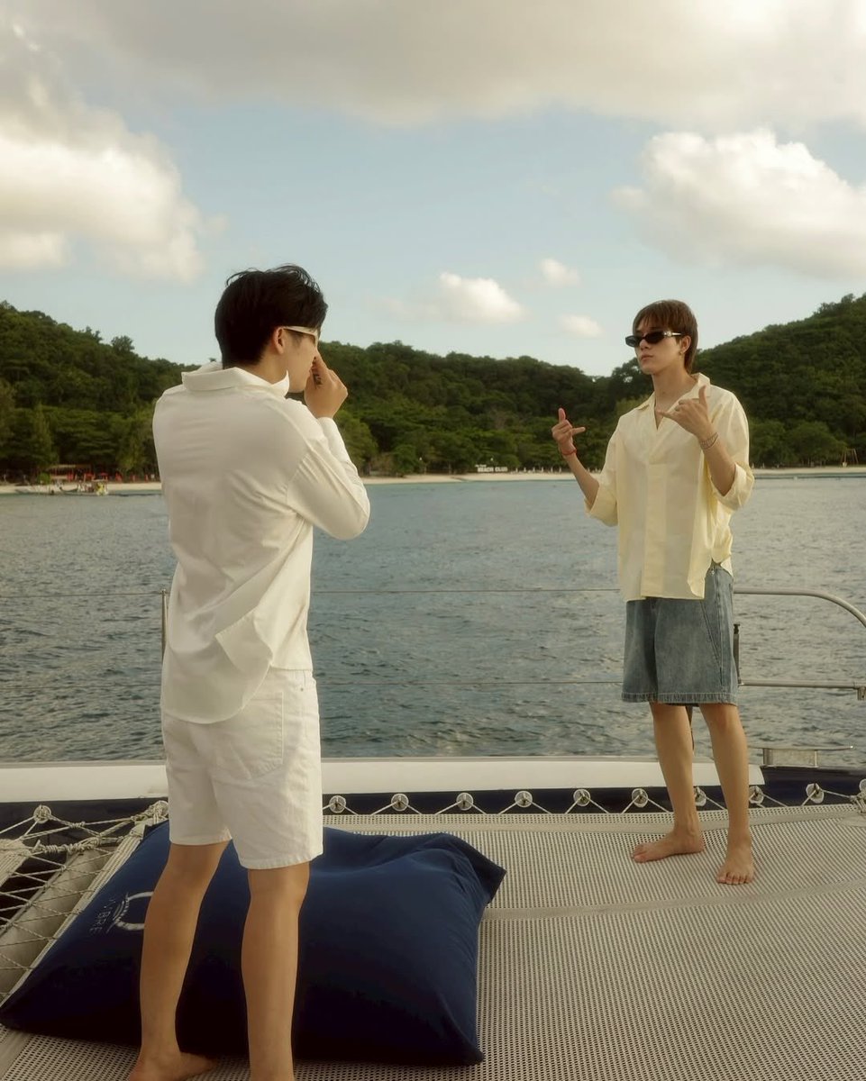 ssuchananie_'s tweet photo. อึ้ง 1 นานิเอารูปคู่ที่สกายยืนถ่ายรูปให้ลง 
อึ้ง 2 เลื่อนรูปต่อมาก็ยังเป็นรูปคู่สกาย
อึ้ง 3 เลื่อนไปเจอรูปคู่สกายนานิที่มีหัวใจคิตตี้ อันนี้ช็อคจริง ผมเหม่อเลย ผมยอมรับ
อึ้ง 4 ปิดด้วยรูปคู่กับสกายที่สกายเอาไปลงเป็นรูปแรกในไอจีตัวเอง
อึ้ง 5 นานิใส่เพลง นภา ที่แปลว่าท้องฟ้า แล้วเนื้อเพลงคือ 

เพียงลองมองท้องฟ้า
จะเห็นเรื่องราวที่เราเคยเดินผ่านมา
ผ่านแสงของฟ้าที่ส่องผ่านจากดวงตา
เป็นความงดงามที่อบอุ่นเกินจะลา

รอบนี้ให้นานิเลยว่ะ ผมอึ้งมากจริงๆ 🥹 เข็มขัดสั้นมาก คาดไม่ถึงโว้ย 😭