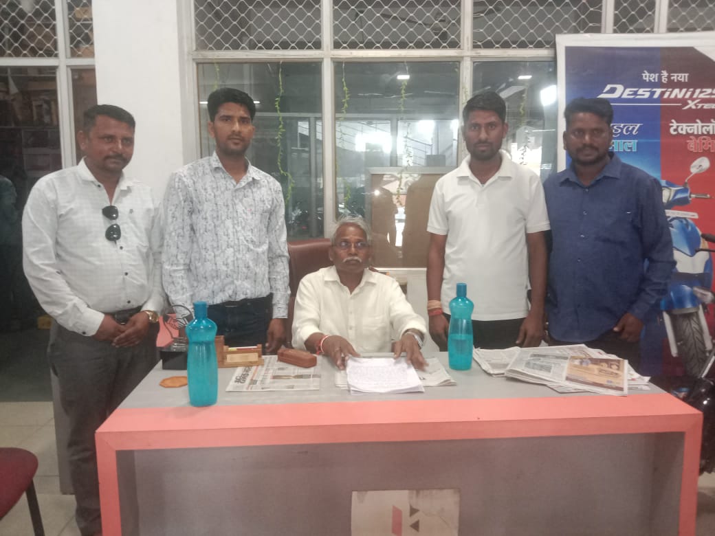 In Udaipur's Nayagaon block,tribal villagers demanded government support to address the poor state of school infrastructure. A memorandum was submitted to Minister <a href="/BabulalKharadiB/">Babulal Kharadi</a> , urging safe and dignified education spaces for children.
#EducationCannotWait #EveryChildMatters