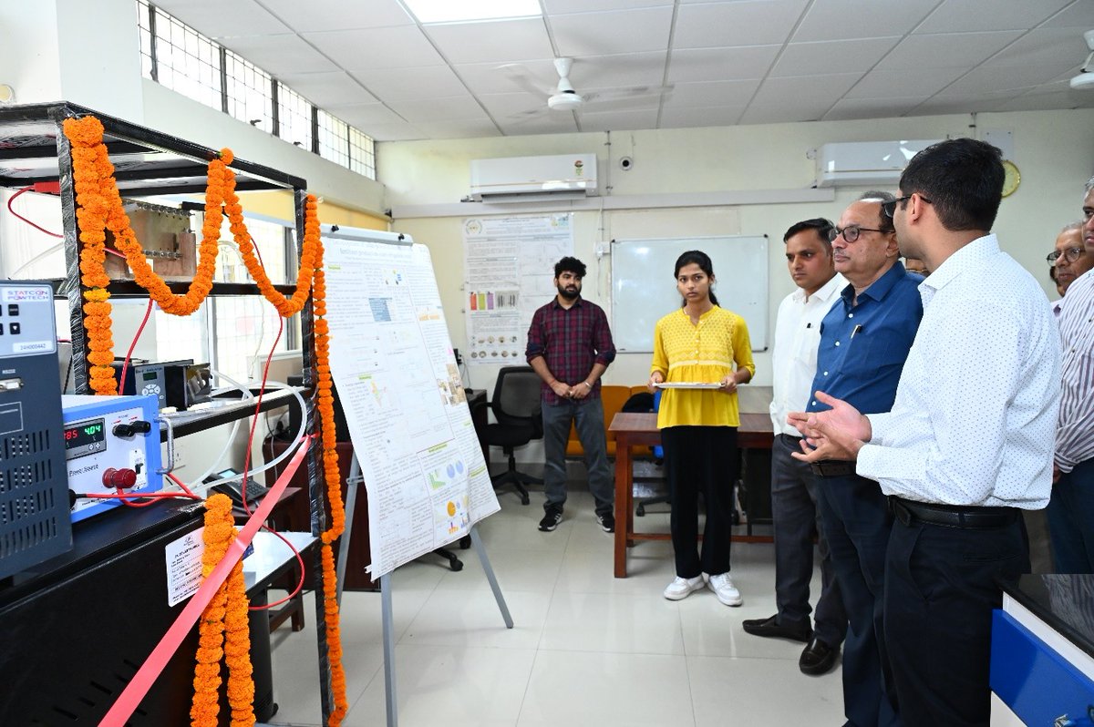 iitroorkee's tweet image. IIT Roorkee inaugurates a Green Hydrogen Production Unit under Hydro & Renewable Energy Dept using solar-powered electrolysis. A DST-backed project supporting carbon neutrality & decentralized green ammonia-fertilizer systems.
#IITRoorkee #GreenHydrogen #CarbonNeutral #DSTIndia