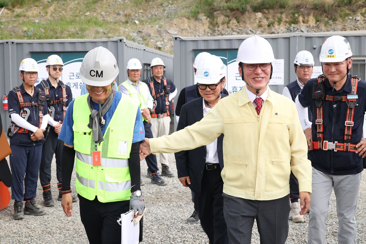 #김민석과한걸음더
#안전에한걸음더

<국민의 생명과 안전은 정부의 최우선 과제>

김민석 국무총리는 7월 7일(월) 오전, 건설현장과 중앙재난안전상황실을 방문하여 폭염 등 여름철 재난 대응상황을 점검했습니다.

김 총리는 전국적으로 폭염특보가 이어지는 가운데 ‘국립도시건축박물관