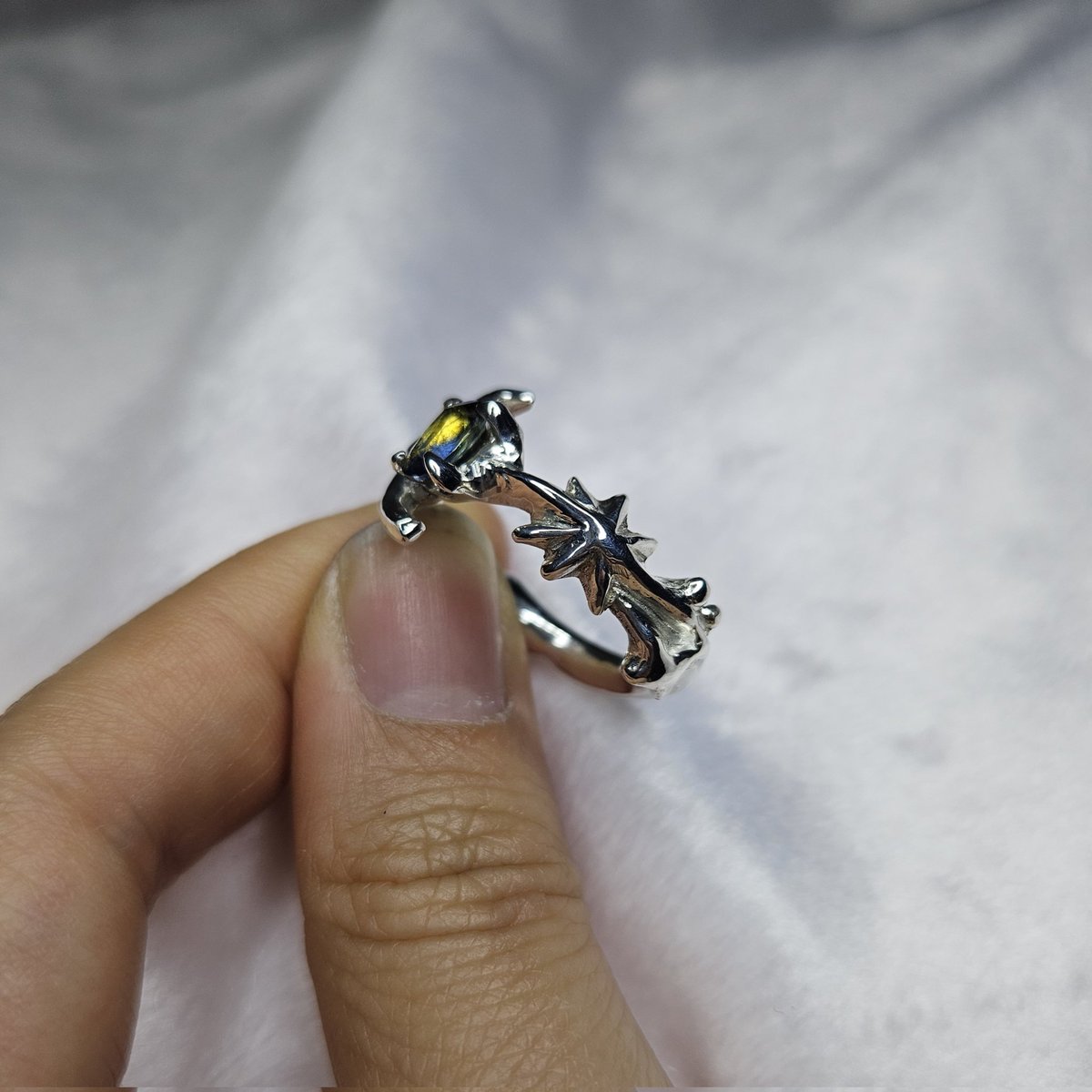 #늘마카세
바컬 삿파 모티브 링💫

캐릭터를 모티브로 주문제작한 반지입니다! 보내주신 캐릭터 이미지의 장식들을 메인 모티브로 따와 작업했어요! 우주, 별 등이 컨셉인 친구였고 보내주신 바이컬러 사파이어가 컨셉이랑도 찰떡이라 재미있었습니다!