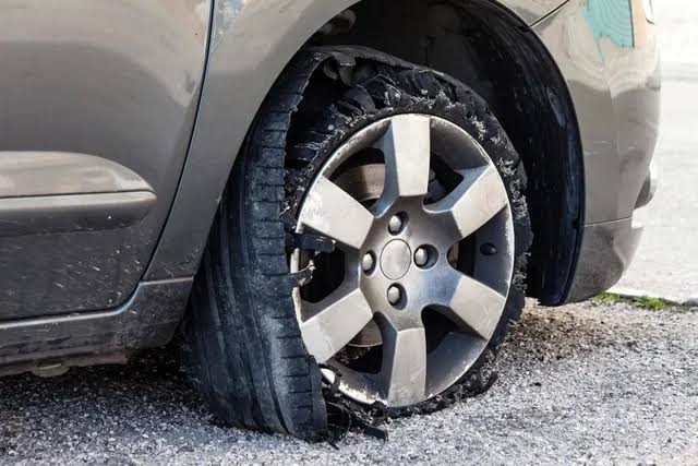 When you burst a tyre while driving fast 💨 

1. Do not brake you will tumble

2. On d hazard light 

3. Release the throttle gradually 

4.Keep the car going straight no steering at all

3. Let the car gradually stop, still no brake!

4. Control the car till it stops