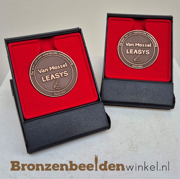 Onlangs hebben wij deze twee bronzen penningen vervaardigd om de mijlpaal van een belangrijke samenwerking tussen twee bedrijven (Van Mossel en Leasys) te vereeuwigen.

Het potlood staat symbool voor het getekende contract tussen beide bedrijven.

#penning #samenwerking