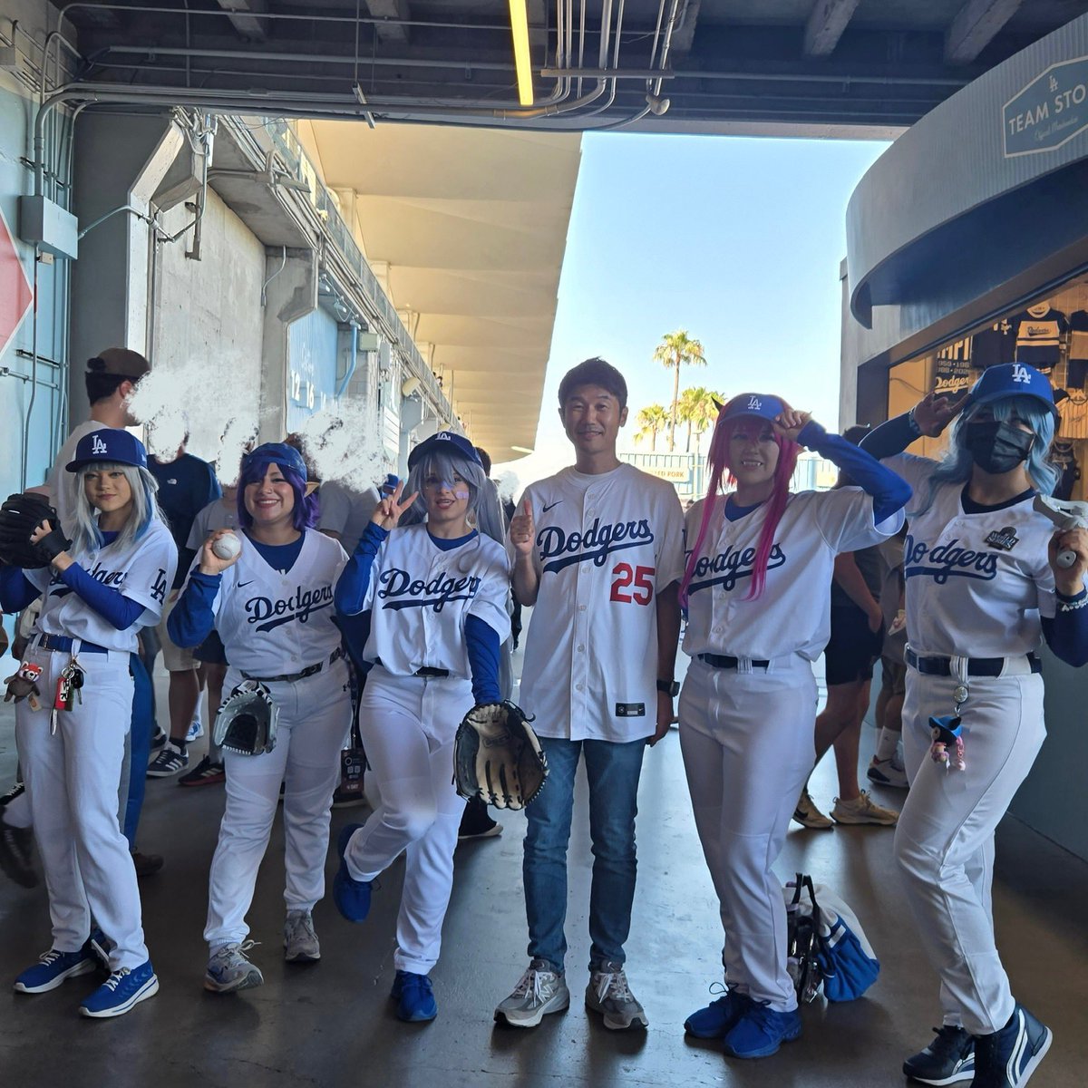 jueru_chann's tweet image. The story behind this photo was hilarious to me xD.
Because my friend and I saw these other dodgers cosplayers from the back and rushed into the photo, not realizing they were taking a photo with the goat Yagoo.
#HololiveNight #HoloNight #HololiveDodgers #Jueruchan