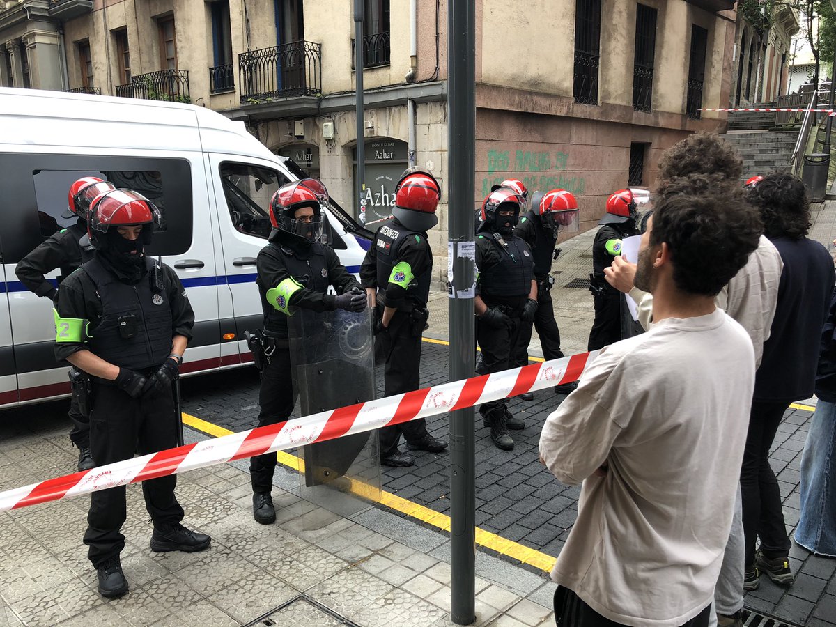 Ahora mismo están desahuciando a una mujer embarazada y sus tres hijos pequeños en el barrio con más pisos turísticos, San Francisco #Bilbao