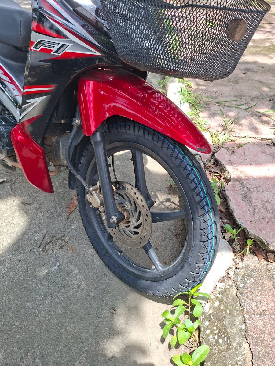 Mahlzeit Tweeties, 14.30 Uhr, 31°, 66%, gef. 37°, 🌦️

Erfahrung kann man nicht kaufen!

Unsere "Angestellte" kam hier unter Tränen aufgelöst mit nem platten Vorder- Reifen an...

"Schrauber" kontaktiert, er muss kommen, fahren geht nicht mehr und aufpumpen auch nicht, Ventil auch