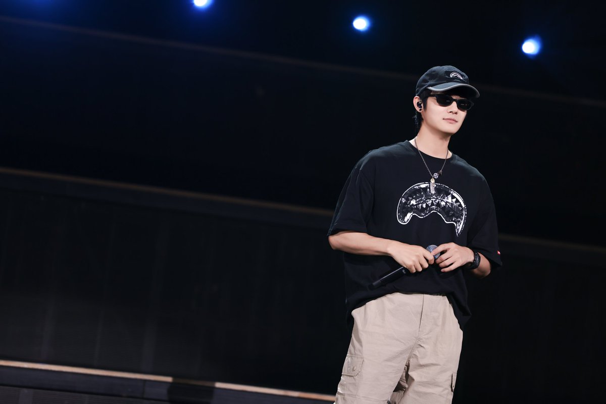 glowrrose's tweet photo. Behind-the-scenes rehearsal footage has been revealed. Ye Cheng shines on stage like a true star—almost like an idol 😍.
#ZhengYeCheng #zyc ,#idol https://t.co/Qvp4rM9crl