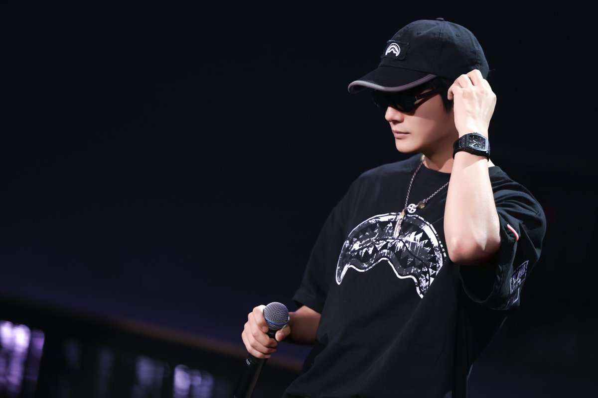 glowrrose's tweet photo. Behind-the-scenes rehearsal footage has been revealed. Ye Cheng shines on stage like a true star—almost like an idol 😍.
#ZhengYeCheng #zyc ,#idol https://t.co/Qvp4rM9crl