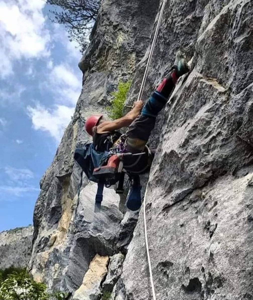 Si sfidavano l'un l'altro sul vuoto tra corde, spit, imbraghi, moschettoni e magnesite. Era l'inizio dell'arrampicata sportiva. 

Il Podcast "Arrampicare" di MMauro Coronarealizzato da SSolferino Libri
Puoi ascoltarlo su Spotify al link
bit.ly/4eGf8h0