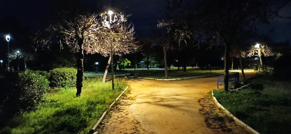 Parques que cierran apenas dos horas después de que las crueles temperaturas permitan disfrutarlos y otras señales de que no terminamos de promover una verdadera adaptación a la incontestable realidad climática del Valle del Guadalquivir. #Verano #CambioClimático