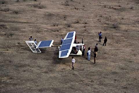 The first solar powered airplane successfully crossed the English Channel today in 1981.

Starting from an airport 25 miles northwest of Paris, Stephen Ptacek, the pilot of the Solar Challenger landed at RAF #Manston.

It was a 163 mile journey at an average speed of about 30mph!