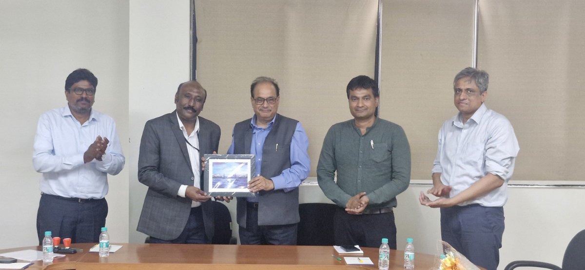 iitroorkee's tweet image. IIT Roorkee signs MoU with C-MET Hyderabad to boost R&D in e-waste recycling & sustainable electronics. Includes faculty exchange & launch of M.Tech in E-Waste Mgmt, aligning with #ViksitBharat2047.
#IITRoorkee #CMETHyderabad #CircularEconomy @Director_IITR