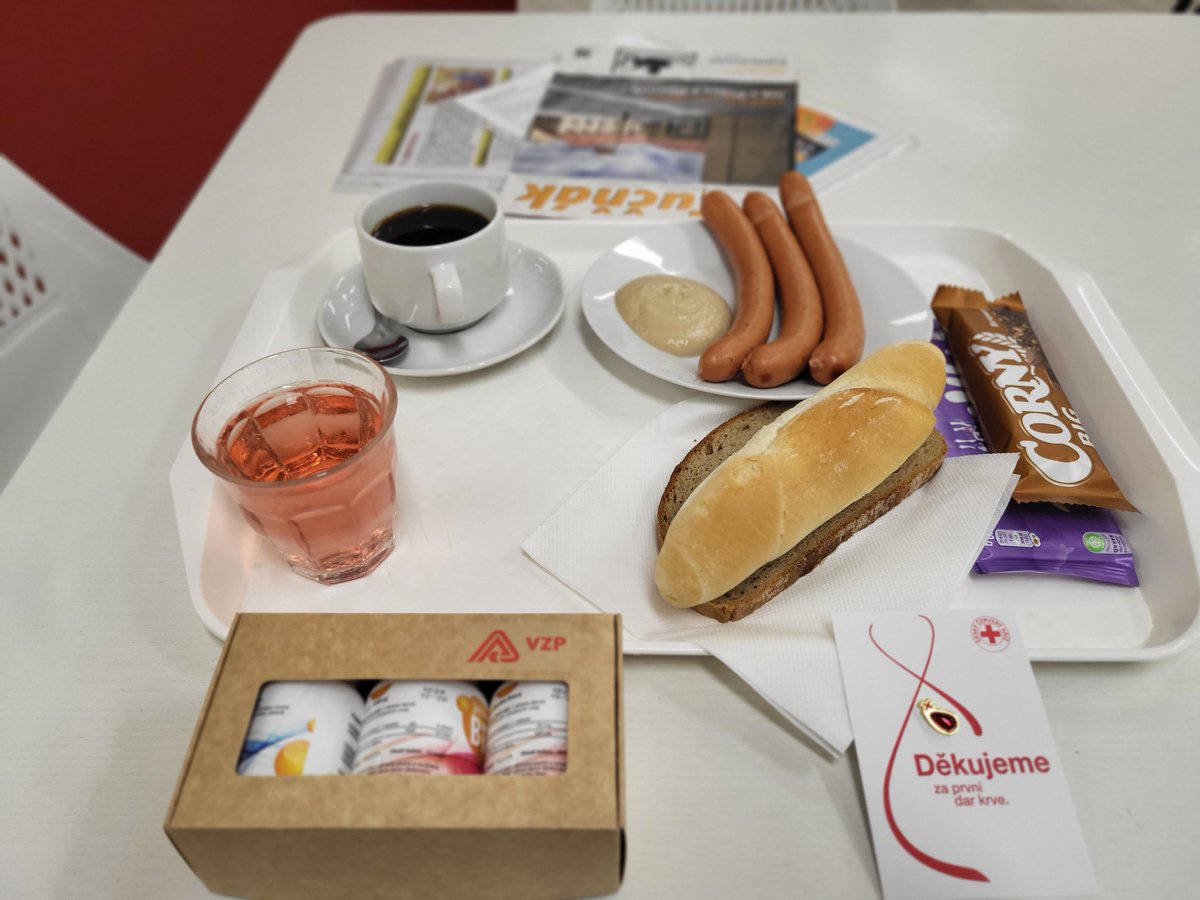 Pastey_n's tweet image. 🩸So, after 3.5 years in #Czech Republic, I finally got around to giving my first #BloodDonation here.
Kinda feel ashamed of myself 😅
Thanks to the staff at @Thomayerka for their excellent support, and for surmounting my linguistic inconvenience!
#Giveblood!