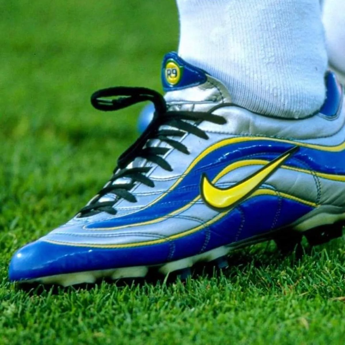 90sfootball's tweet image. Boots.