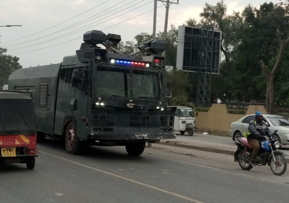 It’s the police who are leading today’s maandamano.

Led by court defiant Masengeli himself, they are everywhere and blocking every road.

They’ve decided to shutdown Nairobi and all its businesses.