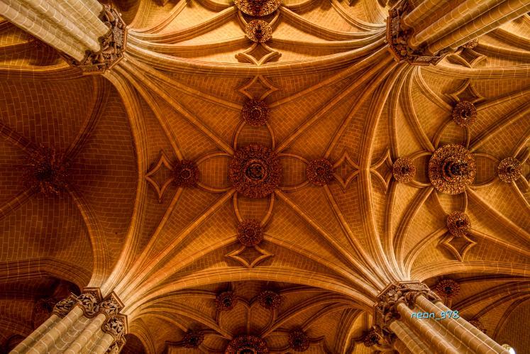 Las bóvedas de la Seo son otra de las maravillas que podrás ver en tu visita a #Zaragoza ⛪

Como Alicia que se mete en la madriguera del conejo, la Catedral del Salvador contiene un mundo en su interior dificilmente identificable desde su exterior 🐇

📸IG neon_g98

#ZGZtequiere