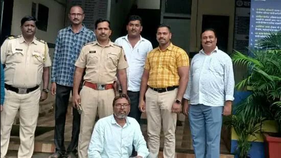 Arif Ali Hashmulla Khan was arrested for his involvement in the 1993 Mumbai riots.

But after being granted bail, he went absconding. Now, after 32 years, he has been arrested from Wadala. He had been living under a false identity.

It took 3 decades to arrest a riot accused.