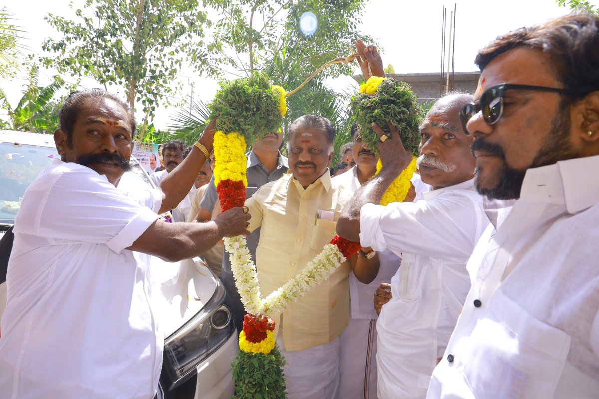 சிவகங்கை மாவட்டம் மானாமதுரை கழக நகர செயலாளர் என்.பி நமச்சிவாயம் அவர்களின் இல்ல திருமண விழாவில் கழகத்தின் ஒருங்கிணைப்பாளர் ஐயா ஓபிஎஸ் அவர்கள் கலந்துகொண்டு மணமக்களை வாழ்த்தினார். 

#Sivagangai #MarriageFunction #OPS #OPanneerselvam #AIADMK #ADMK #AIADMKChiefOPS  #முதல்வன்OPS