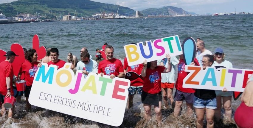 Fekoor's tweet photo. Ayer nos mojamos por la #EsclerosisMúltiple en Ereaga 🧠💦
Cerca de 50 playas y piscinas de Euskadi participaron en #BustiZaitez
👉 En el acto central, junto a #Adembi y representantes institucionales, recordamos:
La indiferencia no es una opción.
#Mojate2025 #Fekoor https://t.co/wPLVQGRIx7