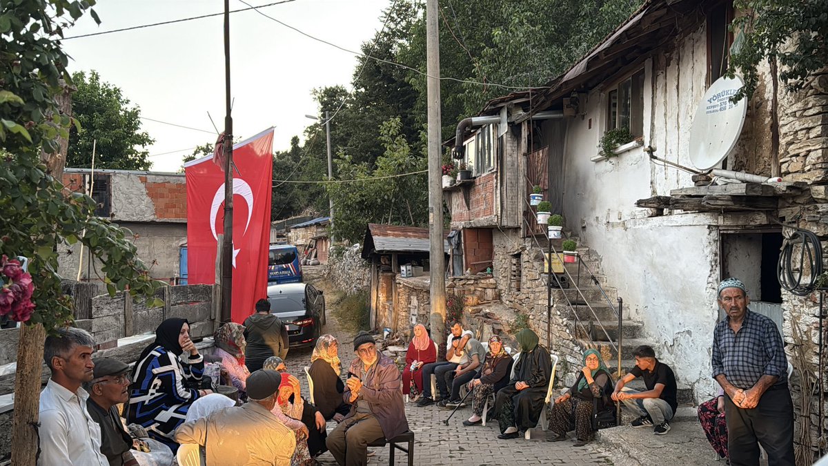 Evi yıkık, halısı hasır, döşeği çuldur. 
Oğlu şehit, torunu yetim, gelini duldur. 
Neden hep vatanı koruyanlar yoksuldur?