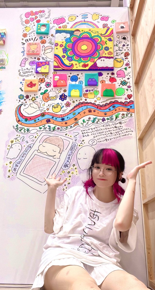 Art_mo_ka's tweet photo. #デザフェス61 2日間ありがとうございました☺️🫶✨
来てくださった皆様、ありがとうです😭💗

今回は久しぶりに壁を借りて絵を飾って描いて、物販は路上のお店風に平置きスタイルで挑戦してみましたー！

物販のスタイルは次回調整が必要かなーと思いましたが、絵を飾ってそれに合わせて絵を描くスタイルは前を通って行く人たちから「かわいいー！」「すごい！」などの声をいっぱいいただけてめちゃくちゃ幸せな気持ちになりました🥲✨写真撮ってくださった皆様、ありがとうです💗
(よかったら写真載せてねー！)

やっぱり自分は描くことが好きで、もちろんグッズが売れるのも嬉しいけれど、絵を褒めてもらえて見てもらえて感想を伝えてもらえるのが1番嬉しいんだなあと、すごく実感したデザフェスでした。しあわせ。

次回のデザフェスも申し込むつもりです꜀(^. .^꜀  )꜆੭その時も何かしら描いている姿を見てもらえるかたちにしようかと思います！！！！！！

今回もありがとうデザフェス！！！！！！

そして今回も一緒に出てくれたmiette+aさん@miette_a_n ありがとうございました✨