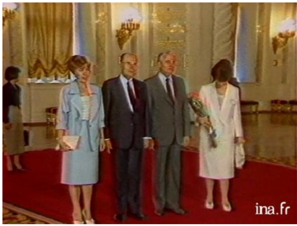 amis_mitterrand's tweet image. 7 juillet 1986 Moscou :
François Mitterrand à Mikhaïl Gorbatchev :
« Notre souci est de voir préserver des principes qui sont à nos yeux d'application universelle et qui impliquent particulièrement la recherche de la fin du combat, le respect du droit des peuples à disposer