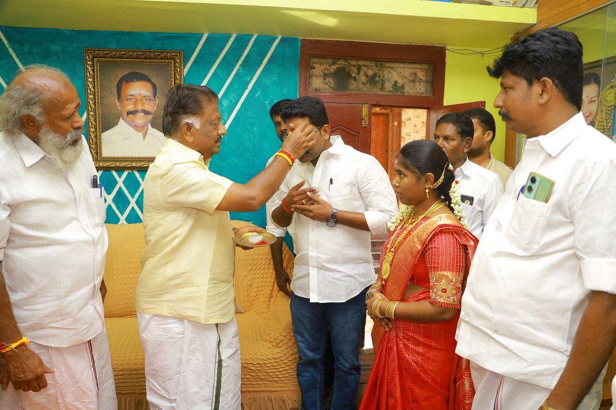 MudhalvanOPS's tweet image. ராமநாதபுரம் மாவட்டம் கமுதி தெற்கு ஒன்றிய கழகச் செயலாளர் கரிசல்புலி M. வாசுதேவன் அவர்களின் இல்ல திருமண விழாவில் கழகத்தின் ஒருங்கிணைப்பாளர் ஐயா ஓபிஎஸ் அவர்கள் கலந்துகொண்டு மணமக்களை வாழ்த்தினார்.
#Ramanadhapuram #Function #OPanneerselvam #AIADMK #AIADMKChiefOPS #முதல்வன்OPS
