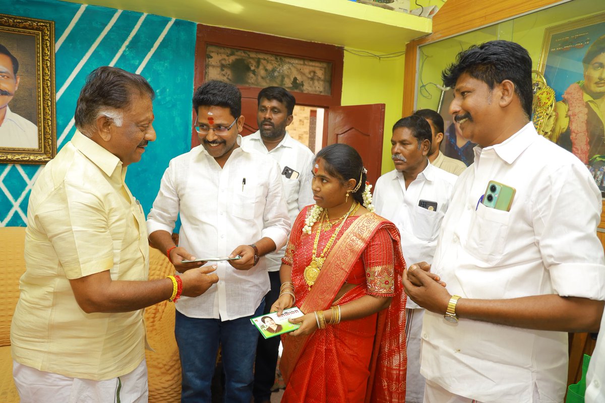 MudhalvanOPS's tweet image. ராமநாதபுரம் மாவட்டம் கமுதி தெற்கு ஒன்றிய கழகச் செயலாளர் கரிசல்புலி M. வாசுதேவன் அவர்களின் இல்ல திருமண விழாவில் கழகத்தின் ஒருங்கிணைப்பாளர் ஐயா ஓபிஎஸ் அவர்கள் கலந்துகொண்டு மணமக்களை வாழ்த்தினார்.
#Ramanadhapuram #Function #OPanneerselvam #AIADMK #AIADMKChiefOPS #முதல்வன்OPS