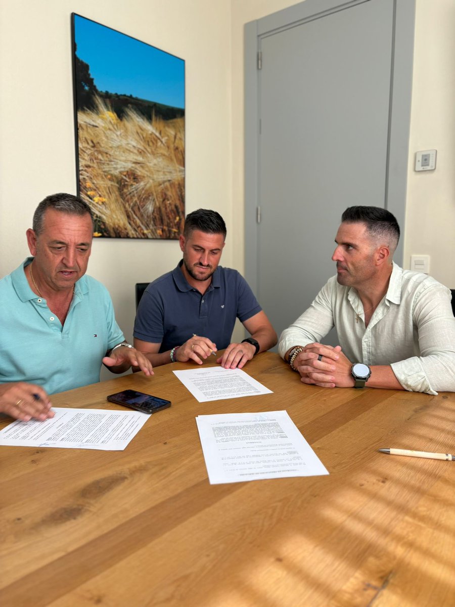🆕 FICHAJE‼️

El club pretende dar un salto de calidad en cuanto a lo deportivo.

Os presentamos al nuevo entrenador del equipo nacional y director deportivo del Club para la próxima temporada.

Bienvenido, estamos seguro que con tu trabajo y ayuda, habrá un antes y un después.