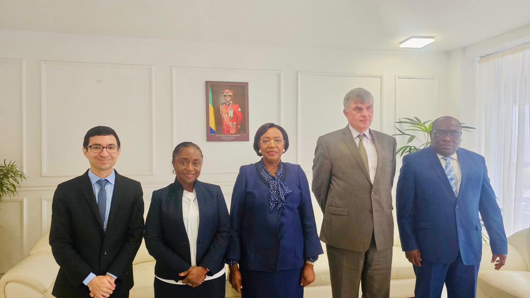 Nos économistes ont récemment présenté aux sénateurs la Note de conjoncture économique du Gabon 2025, intitulée « Développer et préserver la richesse du Gabon pour améliorer les conditions de vie ». Les discussions avec Madame la Présidente du Sénat, le Vice-Président du Sénat,