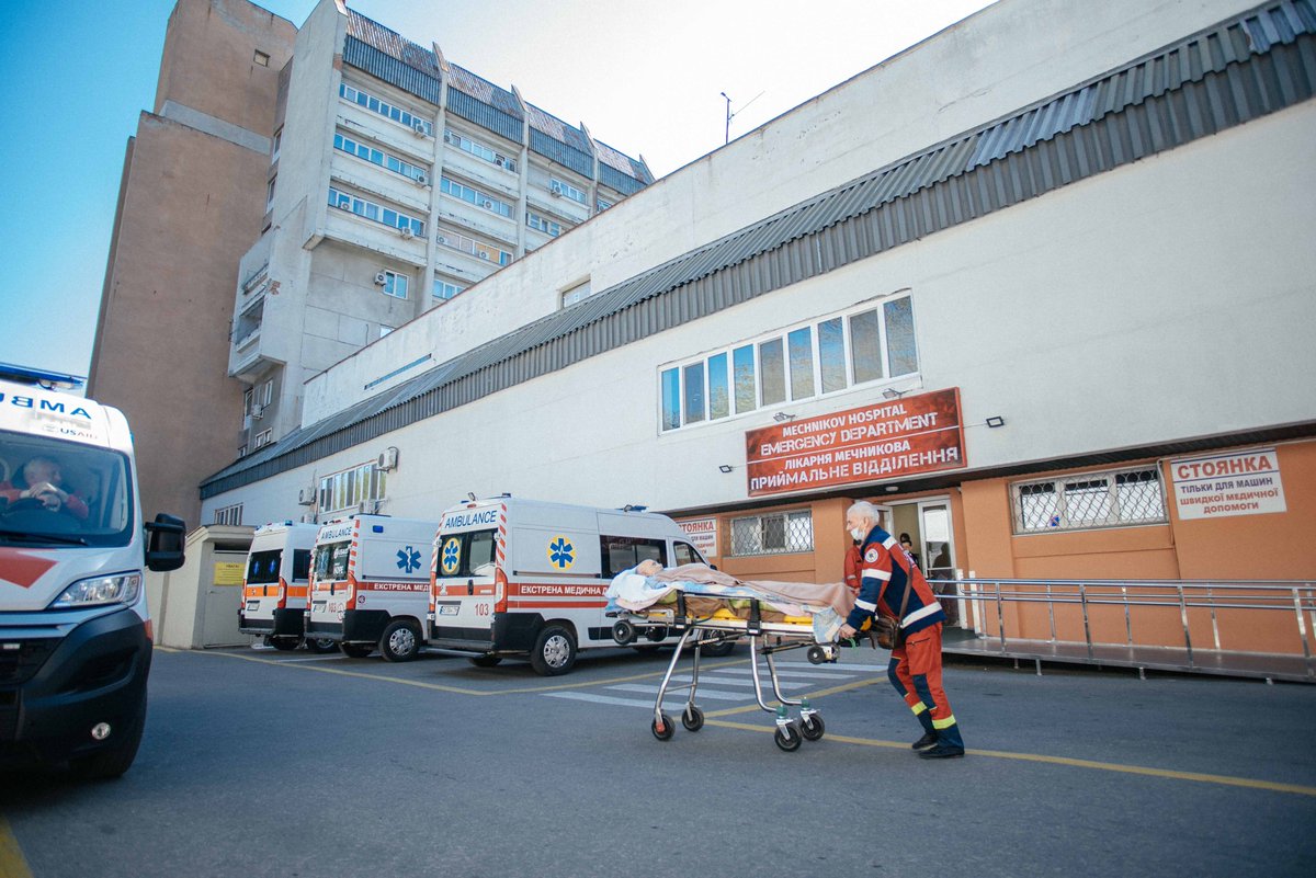 echo_Europe's tweet image. Missiles shattered the windows. The surgeons kept operating.
At Mechnykov Hospital in Dnipro, medical staff work through exhaustion, pain, and war, saving lives every day.
With support from the EU and @WHOUkraine, they carry on.
Read their story👉europa.eu/!QbjtTm