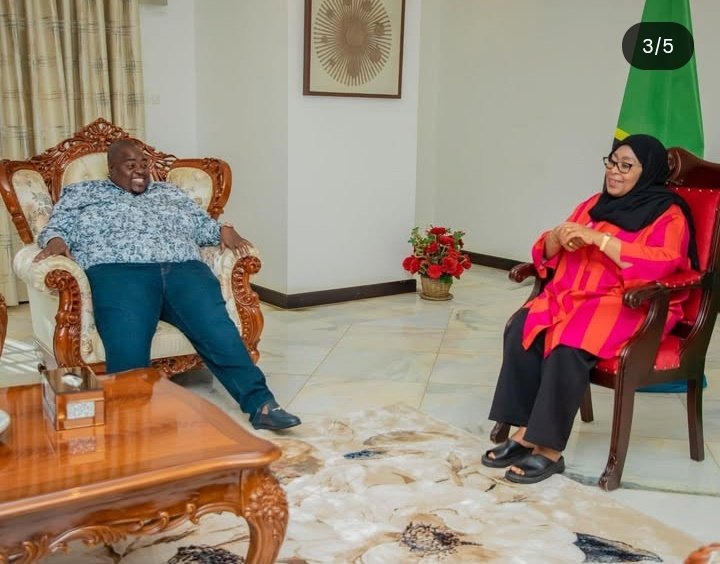 Gather around. Story time. 
This past week/weekend, the prominent Zimbabwean scammer Wicknell Chivayo was in Statehouse Nairobi meeting Ruto. The last time he was in Kenya was about 3 months ago during a closed door meeting where he was handed a document in an official govt of