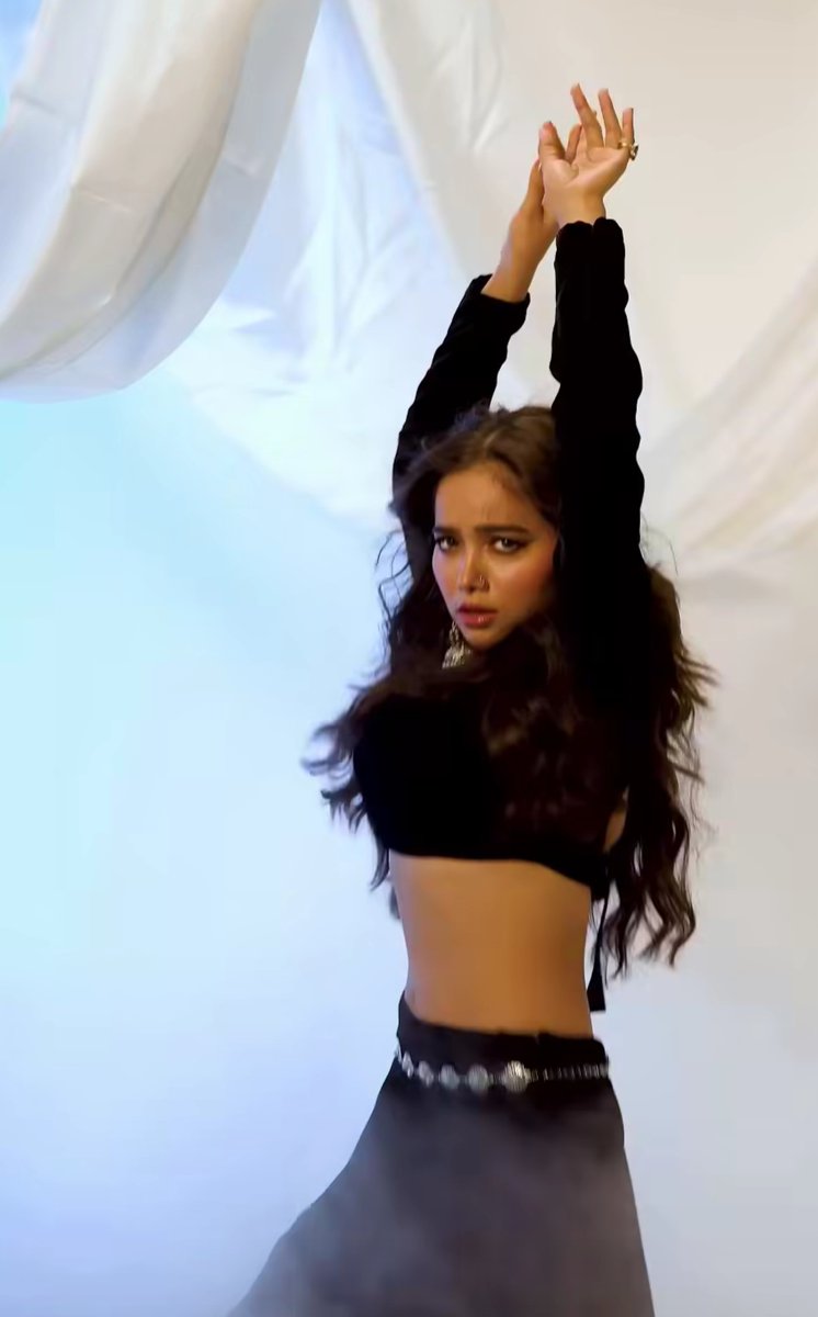 Bombshell ♥️
Her moves are fire 🔥 

#ManishaRani𓃵
