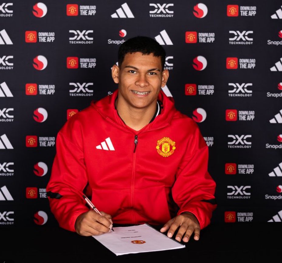 Unitedlens1's tweet photo. 🔥🇵🇾 Manchester United have secured Diego León – 18‑year‑old left‑back from Cerro Porteño with pace, power, and flair. His dream move is official! 🦁
#MUFC #DiegoLeon #TransferQuiz https://t.co/2dcERFecEe