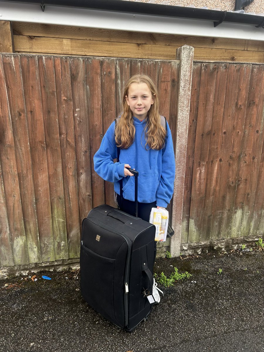And E is off! Byeeeeeeeee <a href="/TheAcornsSchool/">The Acorns School</a> have fun! 🤩 

5 days of freedom for me… oh wait, I still have the other three(!)

#Monday