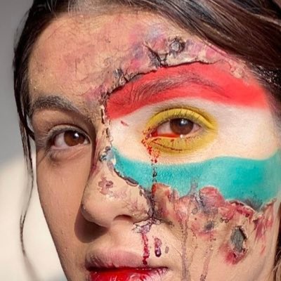 Konuşurken yada kendini ifade ederken parmak sallayan kimseye deger vermeyin . Bunlar ilkel ,korkak , barbar tiplerdir. Bunlari ciidiye alanlarda ayni !