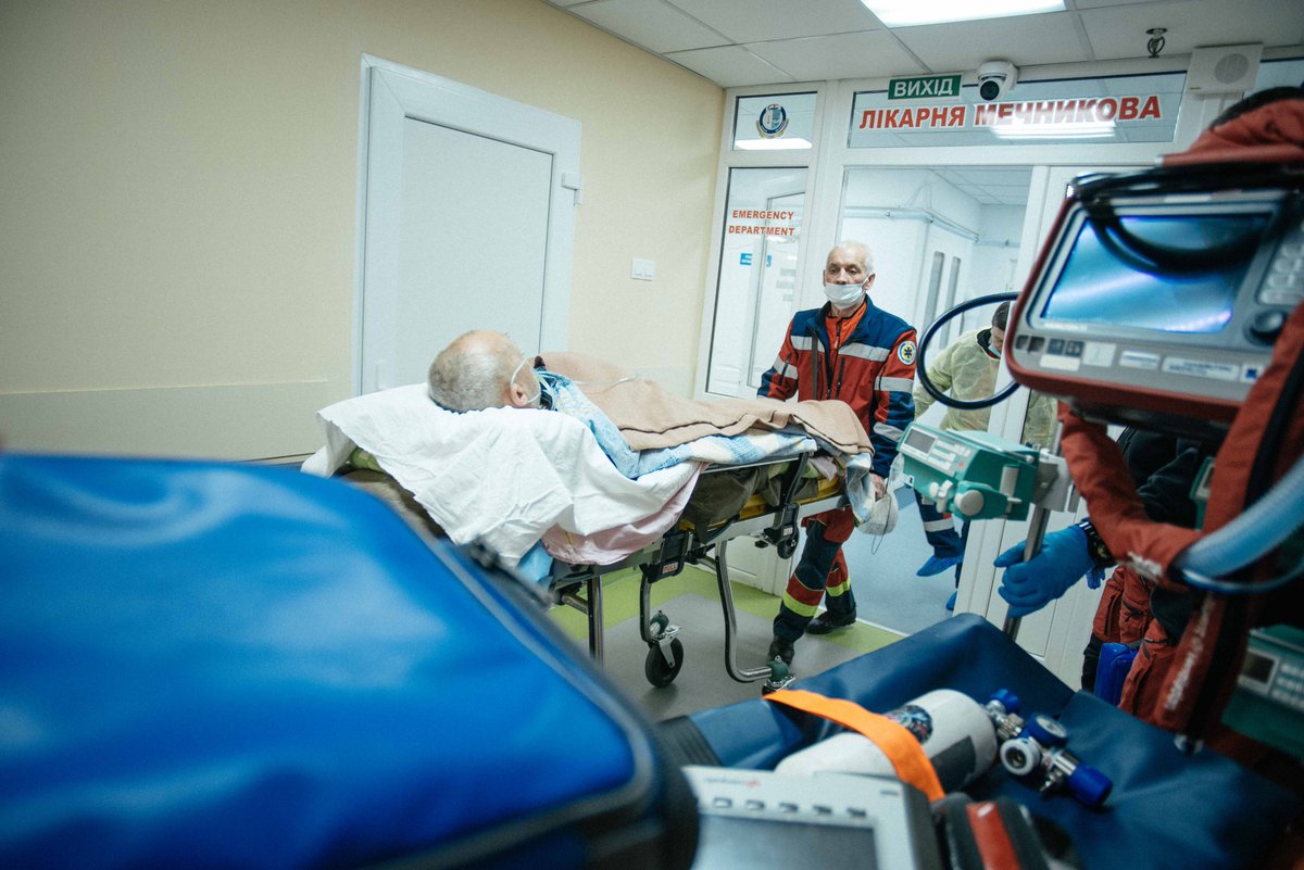 echo_Europe's tweet image. Missiles shattered the windows. The surgeons kept operating.
At Mechnykov Hospital in Dnipro, medical staff work through exhaustion, pain, and war, saving lives every day.
With support from the EU and @WHOUkraine, they carry on.
Read their story👉europa.eu/!QbjtTm