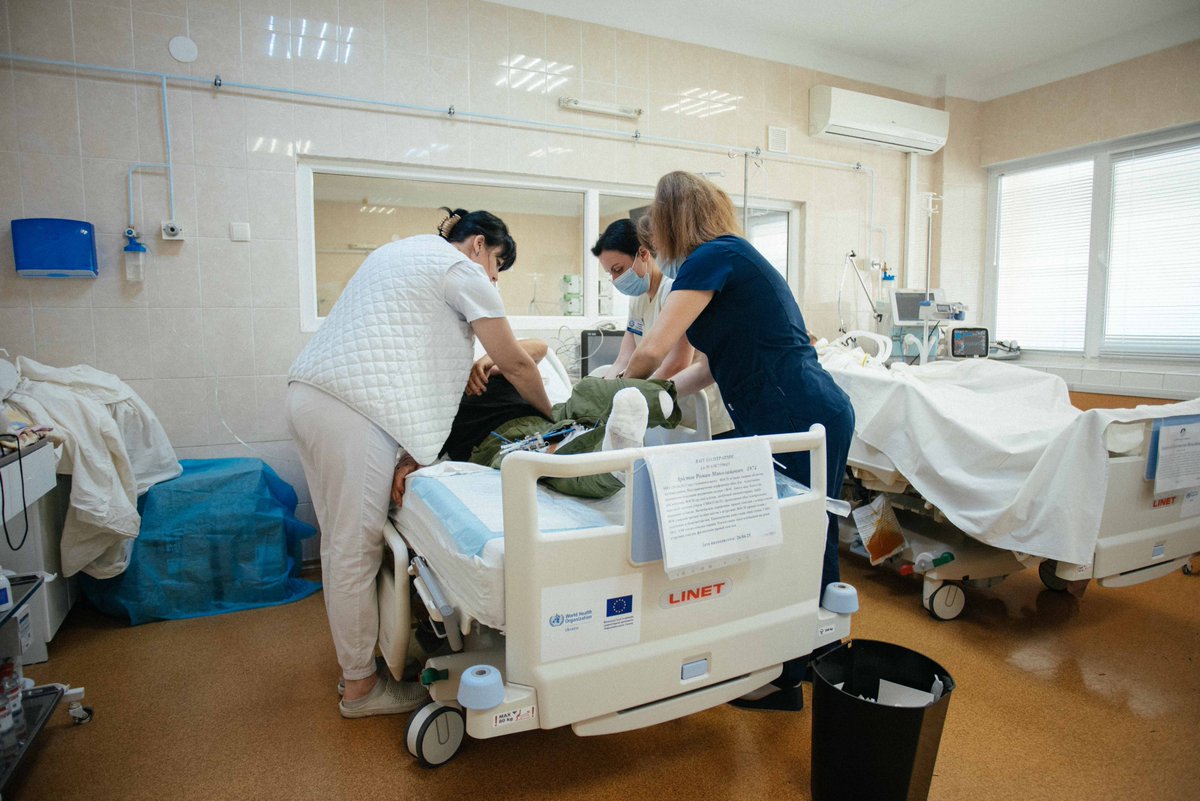 echo_Europe's tweet image. Missiles shattered the windows. The surgeons kept operating.
At Mechnykov Hospital in Dnipro, medical staff work through exhaustion, pain, and war, saving lives every day.
With support from the EU and @WHOUkraine, they carry on.
Read their story👉europa.eu/!QbjtTm